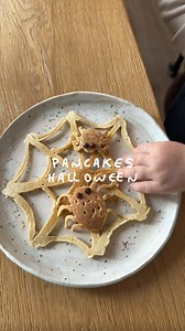 Pancakes Halloween 🕷️🕸️ Solo llevan 1 huevo, 1/4 de manzana y 2-3 cucharadas de avena molida. Ideales para los más peques. #deliciousmartha #recetassaludables #blw #recetasparaniños #recetasparapeques | Delicious Martha