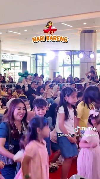 SI KECIL PASTI SENENG BANGET! 🍭✨ Moms, sudah ajak si kecil ketemu Baba, Lili, dan Tata belum? Mereka lagi ada di Mal Ciputra Tangerang dalam acara Summer Sugarland lho! Seru banget bisa foto bareng dan dapet file foto kualitas HD cuma dengan scan barcode aja! 📸🤩 Caranya gampang banget: 1️⃣ Download aplikasi MCT e-card di HP Moms. 2️⃣ Beli tiketnya di Customer Service (GF) Mal Ciputra Tangerang. 3️⃣ Cuma Rp 50.000 aja untuk sekeluarga (Maks. 4 orang)! Hemat banget kan? 🙌 Yuk, catat jadwal ter