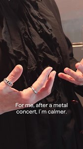 Møt den erfarne kuratoren som fikk nytt liv med dødsmetall! Les hele intervjuet: https://www.kodebergen.no/samlingene/intervju-nytt-liv-med-dodsmetall Nå kobler hun Kodes kunstsamling med metal-poesi, i sommerens pop-up utstilling «A Touch of Metal». Kodes direktør Petter Snare ga i fjor kurator Marie von Möller oppgaven med å lage en utstilling i anledning metalfestivalen Beyond the Gates. Da sto Marie midt i et personlig mørke, etter tap av flere nære. Uten kjennskap til metalmusikk tok hun ut