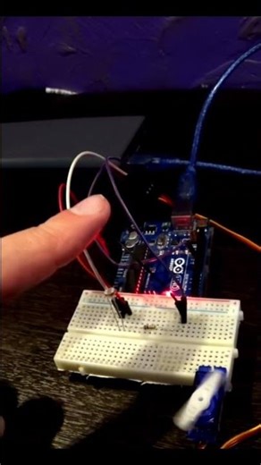 Arduino проект: закрываешь датчик — сервопривод поворачивается | Простой эксперимент