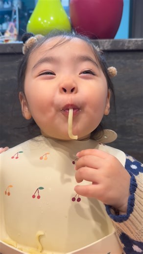 MAYUfu on Instagram: "大晦日に年越しそばならぬ年越しおうどんで〆る2歳児の様子🍤 夏のヨーロッパ旅行も年末の東京旅行ももっと更新したかったのになかなかできず気づけば2025年も終わり👶🏻 もう本当に毎日あっという間の2025年👶🏻 眠る前に今日が1番幸せかもしれない！って思いながら毎日過ごした2025年👶🏻 それを更新しながら2026年を迎えられそうです💮 我が家は年越す前にすでに👦🏻👶🏻が眠っているのでわたしも続いて眠ります😴 2025年最後の投稿も2歳児が獰猛にお食事をいただく投稿となりました👶🏻 今年もありがとうございました❣️ 2025年最後に清きいいね、をお願いします❣️🤣 みなさま、良いお年を🎍"