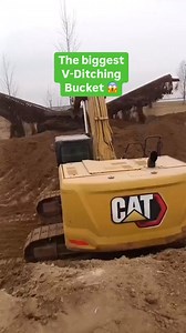 The biggest V-Ditching Bucket that You ever seen before 😳😳 Credit: @hergun1insaat (IG) #heavyequipment #heavymachinery #construction #constructionlife #earthmoving | OperatorKrzysztof