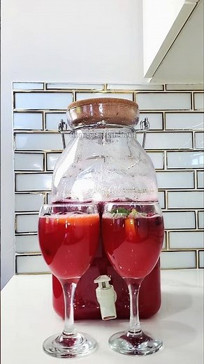 Wow your guests with this tasty Non-alcoholic Party Punch #mocktail #cocktail