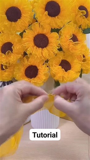 1.1K views · 391 reactions | Tutorial Untuk Pemula Untuk Inspirasi Kreasi Bunga Matahari Dari Bahan Pita Organza/Organdi (Pita Kaca Transparan) #fyp #fbpro #jangkauansemuaorang #vidioreels #monetisasikonten #tribute #christmasgift #freedom #november15 | Leana Fa | Facebook