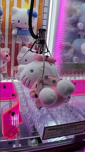 Claw Machine FAIL! Hello Kitty Escapes… Then Starts Dancing 🐱🎶