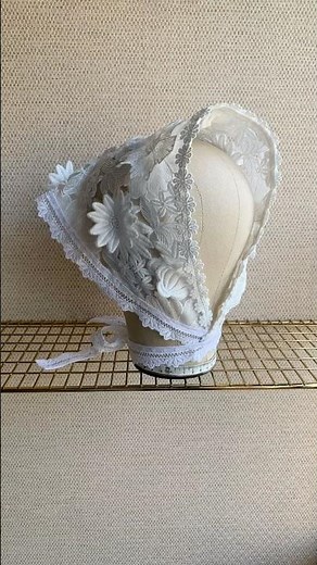 ヘッドスカーフお花レース/ボンネット/三角形/スカーフ/バブーシュカ/Babooshka/Babushka/Head scarf/リボン付/真智子巻きもできる