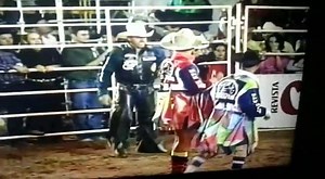 Adriano Moraes . Touro ( Bandido ). Rodeio de Rio Verde ano de 2001. Vídeo editado e enviado por Diogo da Riolandia. | Profissão Atletas de Rodeio