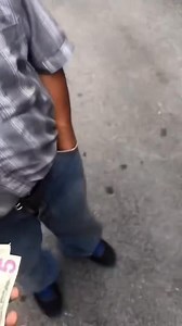 533K views · 30K reactions | 欄 Una persona migrante raspó accidentalmente el auto de un ciudadano estadounidense y quiso pagarle con todo el dinero que traía. Al ver su buena intención, el hombre decidió perdonarlo. Un gesto que demuestra que la empatía aún existe.  #Solidaridad #Migrantes #Empatía | PCM Noticias | Facebook