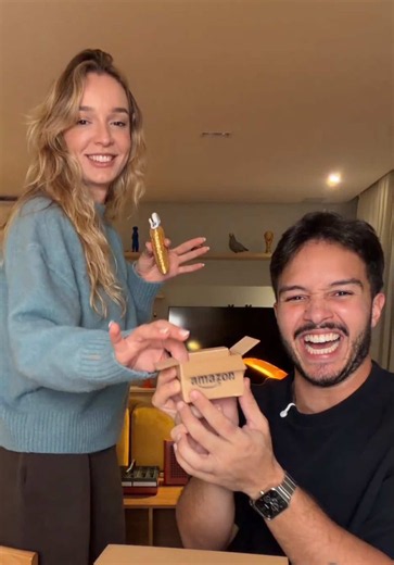 #publicidade | Enquanto ele imprime “coisas úteis”, eu vou aproveitar a Mega Oferta Amazon Prime 👀 De 5 a 11 de outubro, membros Prime encontram ofertas de até 80% OFF. Com coisas úteis de verdade! @Amazon Brasil