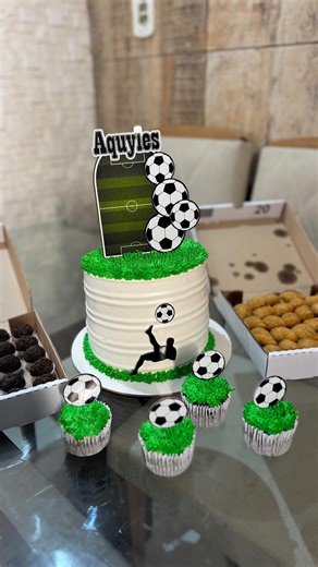 Tudo de Maceió | @cakedos3 Kit festa R$ 220,00 com bolo de 15 fatias + 30 brigadeiros + 30 coxinhas + 4 cupcakes + topo do bolo, com entrega em toda Maceió... | Instagram