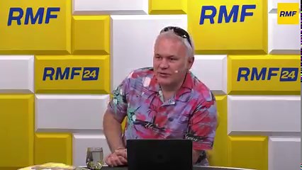 690K views · 7.8K reactions | Taki oto prezent Robert Mazurek dostał od Anny Marii Żukowskiej, która była gościem Porannej rozmowy w RMF FM. Jak myślicie będzie nosił taką koszulkę? I na rozmowę, z kim powinien ją założyć? | RMF24.pl | Facebook