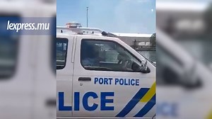 78K views · 815 reactions | Les jours se suivent et se ressemblent. Un policier au volant de son véhicule officiel n’a non seulement qu’une main au volant, mais il est aussi en pleine conversation sur son portable. La video a été filmée samedi 27 octobre à proximité du poste de police Trou-Fanfaron. | L'express Maurice | Facebook