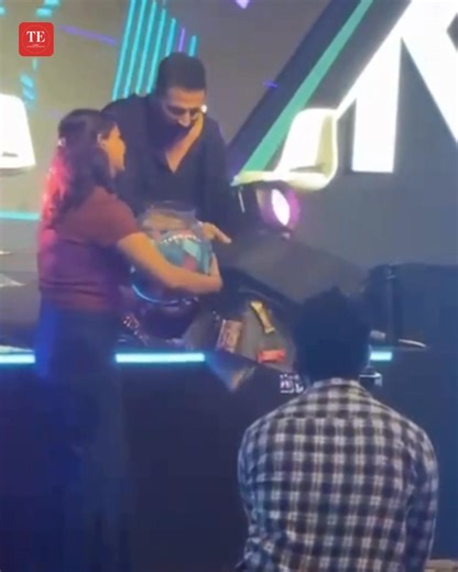 Birthday love! #AkshayKumar plants a sweet kiss on fan who surprised him with a gift 💝 #HappyBirthdayAkshay #FanLove #BollywoodStar #BirthdayVibes #SweetMoment #bollywood #bollywoodnews | ETimes