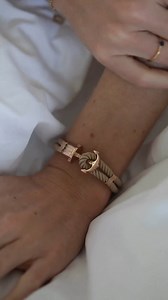 Our anchor Phrep bracelet is a maritime classic. What do you think of this color combination of sand and rose? | PAUL HEWITT