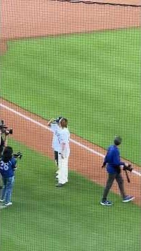 Dodgers News: ONE OK ROCK's Taka Throws First Pitch to Yoshinobu Yamamoto | ドジャース