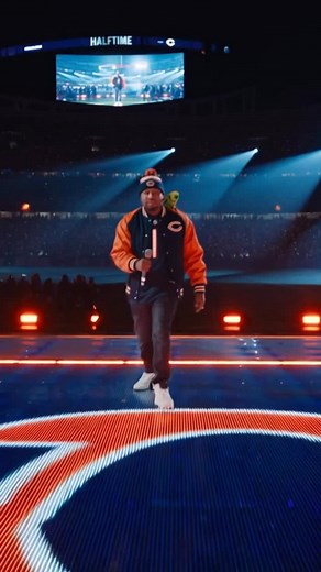 Hit the field like it’s the Super Bowl halftime show — performing Bear Down: Kings of the North while the crowd went CRAZY 🐻🔥 Bears fans cheering… Eagles fans looking SHOCKED 👀🦅 Black Friday, Nov 28 — Chicago vs Philly. It’s more than a game… it’s a statement. #BearDown #KingsOfTheNorth #Dabears #NFL #PhiladelphiaEagles #Gobears #explorepage @highlight Chicago Bears Walter Stevenson Who’s winning on Black Friday — Bears or Eagles? Drop a 🐻 or 🦅 below!👇🔥 | Walter Stevenson