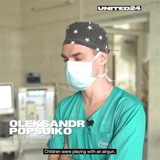 Подивіться історію порятунку, яка стала можливою завдяки вам, донорам UNITED24! Семирічний Микита потрапив у лікарню з кульовим пораненням серця. Врятувати хлопчика вдалось зокрема завдяки сучасній наркозній станції CareStation, придбаній за внески донорів. Станція з вбудованим капнографом підходить для новонароджених дітей від 700 грамів, дозволяє лікарям проводити моніторинг функцій дихання, контролювати подачу газів та анестетика. Завдяки апарату можна проводити складні операції дітям із вада