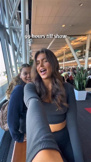 Aimee Albright | Travel • Miami • Lifestyle on Instagram: "From Tampa to Paris to see @champagnepapi $ome $pecial $hows 4 U ✈️🦉🎶"