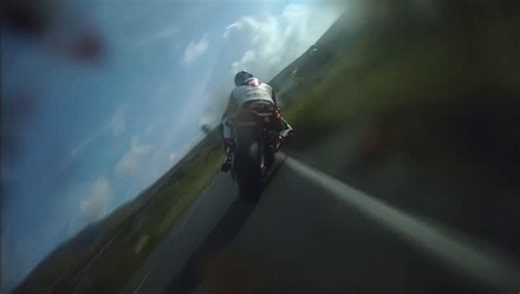 777 Motos on Instagram: "Bruce Anstey TT Isle of Man 2014 📹Duke Video Realizada anualmente na Ilha de Man, localizada no Mar da Irlanda, a corrida atrai pilotos e fãs de todo o mundo. Com uma pista desafiadora de 60,72 km, a corrida é conhecida por sua velocidade e habilidade. Os pilotos competem em várias categorias, incluindo Superbike, Supersport e Sidecar. #race #speed #moto"