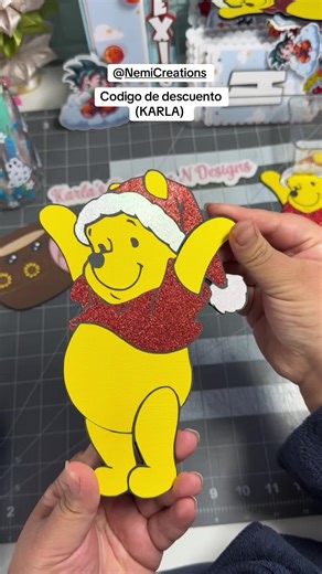 Hola amigas. Aqui lea dejo video de como haver el card holder de winnie the pooh. El SVG es de @Nemi Creations y tambien tenemos codigo de descuento (KARLA) no olviden de usarlo. #moneycardholder #winniethepooh #christmas #papeleriacreativa #papeleriapersonalizada