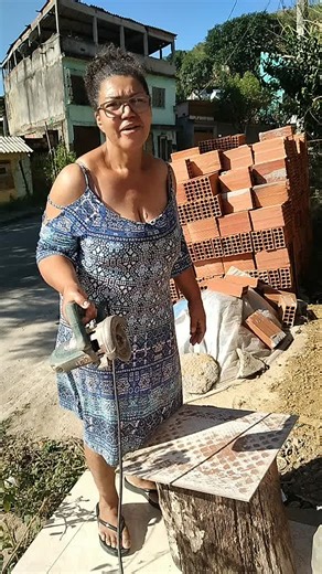 Sanding a Wooden Stump: DIY Outdoor Project