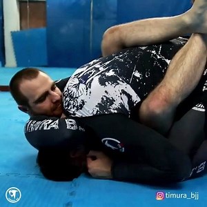 Attack the triangle when the opponent defends the guillotine. Another brilliantly shot technique by our friends at Timura BJJ Haifa ג'יו ג'יטסו ברזילאי. Go train. #jiujitsu #jiujitsumag #jiujitsulifestyle #bjj #bjjlifestyle #brazilianjiujitsu #tutorial #technique #howto #video #gentleartmedia #oss | Jiu-Jitsu Magazine