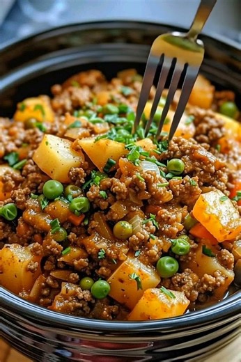 Slow Cooker Hamburger Hash Ingredients 450 g ground beef 160 g white onion, diced 680 g russet potatoes, cut into 1.25 cm cubes, skin on 0.25 tsp fine salt Recipe in First Coʍmеոτ 👇 Enjoy ❤️👇👇 | Old Tasty Recipes