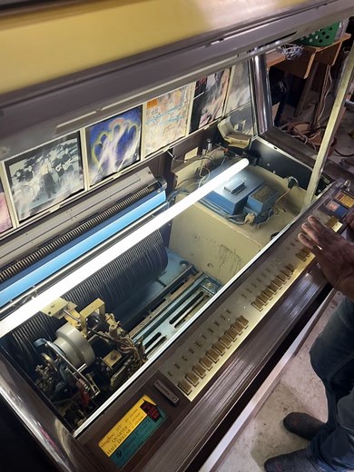 Checking out this neat vintage Jukebox! #vintage#jukebox#vinyl#records#audio#stereo#vinylcommunity#cool#music#musictherapy
