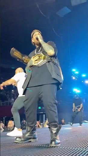 UFC Champion Alexander Volkanovski joins Jelly Roll onstage to sing🎙️ 🇦🇺