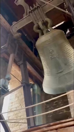 4.3K views · 138 reactions | La Campana delle Laudi e tutte le altre campane della città hanno suonato insieme all’alba, per la Festa del Voto! ❤️Oggi si ricorda la liberazione della città dalla guerra e dall’assedio delle truppe saracene per intercessione di Santa Chiara, attraverso la preghiera e l’azione diplomatica. ❤️ #assisi #visitassisi #sìassisi | Visit Assisi | Facebook