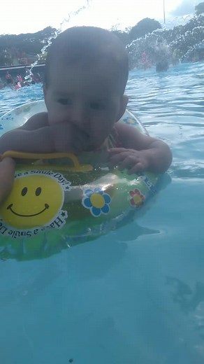 #diadesol🌞🌞 #bebestiktok #bebesenpiscina #fypシ #viral #bebesbañandose #niñosfamosos #babytiktok #tiernosbebes #fly