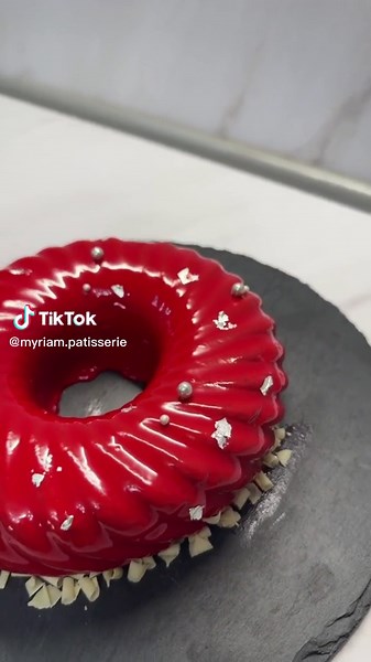 Entremet Mousse Fruits Rouges 🫐🍓 et Insert Fraise 🍓 #entremet #mousse #fruitrouge #pastry #patisserie #insert #croustillant #glacage #glacagemiroir