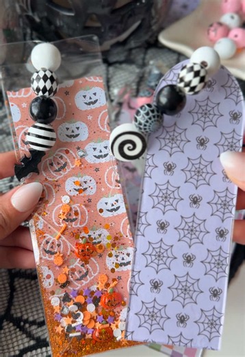 DIY book marks for spooky season 🦇👻🖤 couldn’t decide between shaker bookmarks or acrylic so I made both 🤭 which ones your favorite?! #halloweencrafts #bookish #diybookmark #cutecrafts #booktok