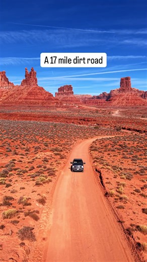One of the most scenic drives in Utah… and most people completely miss it. 🚗🌵 Hidden in the desert of southern Utah is the breathtaking Valley of the Gods — a 17-mile scenic dirt road that winds through massive red rock buttes, towering sandstone monuments, and wide-open desert landscapes that feel straight out of a western movie. Located near Monument Valley, this drive is often called “Monument Valley without the crowds.” As you wind through the valley, you’ll pass incredible formations like