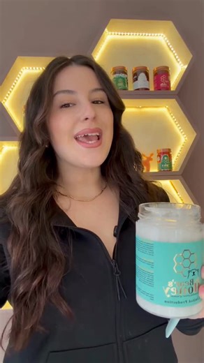 ΤΟ ΜΕΛΙ ΤΗΣ ΑΡΚΟΥΔΑΣ 🐻 on Instagram: "Golden indulgence. ✨🍯 Ένα εκλεπτυσμένο honey spread που ενώνει την αρωματική απαλότητα του μελιού ανθέων με τη φίνα βοτανική ταυτότητα του γαϊδουράγκαθου. Βελούδινο, κρεμώδες, ισορροπημένο με φυσική γλύκα και μια elegant επίγευση που απογειώνει κάθε γλυκό ή αλμυρό pairing. ✨Για όσους επιλέγουν καθαρές πρώτες ύλες και premium γευστικές εμπειρίες. Το μέλι της αρκούδας | Από τις κυψέλες μας στο σπίτι σας 🐻 Family business 🍯 Award-Winning Organic Honey 🌍 ho