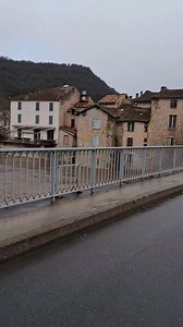 🟠🌧 Bulletin 3/4 ● Jeudi 16h30 🌊 L'Aveyron à Saint-Antonin Noble Val (82) monte, après la récupération des eaux du Cérou et du Viaur, qui connaissent de gros débits. ▪︎ L'Aveyron qui y dépasse les 5 mètres, avant de faire une boucle par le Tarn, un peu plus en aval, sur la commune de Penne ! ⚠️ Prudence le long de tous ces cours d'eau. Certains axes sont fermés. Des habitations pourraient se retrouver les pieds dans l'eau, avec la poursuite de la hausse et les nouvelles pluies orageuses de ce 
