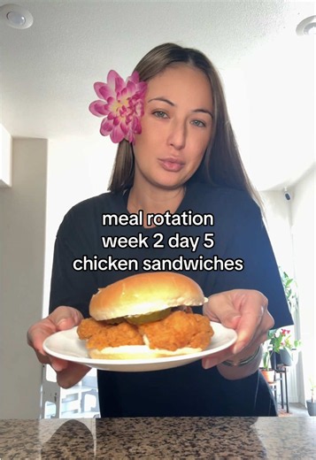 chicken sandwiches hit the spot 🥰 week 2 day 5 of my 6 week meal rotation 🖨️ free printable and customizable google doc is linked on my profile ⭐️ start here or check the playlist: @kamele 📌 ingredients: chicken tenders burger buns pickles sauce you saved from the drive thru
