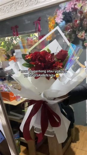 Ena_bouquet27 on Instagram: "🌷bisa custom warna bunga dan wraping 🌷pemesanan maksimal H-1 🌷pemesanan bisa di ambil ke lokasi atau pengiriman menggunakan ojek online/bisa juga co via oyen🍊 🌷hasil bouquet tidak bisa 100% sama karena produk handmade - untuk harga dan pesanan bisa dm wa:+62-895-622-347-448 🛒 Ena_bouquet27:shoppe,ig 📍hambalang citereup bogor happy shoping🧏🏻‍♀️ #buket #buketbungamurah #buketmurah #buketbunga"