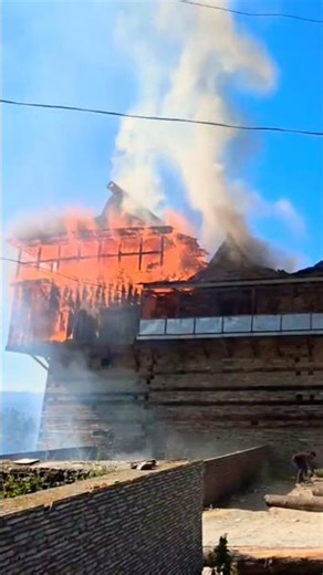 जुन्गा शिमला के पौराणिक महल में लगी आग #fire#jungashimla#fort#2026#viral#viralshort#trending#ytshort