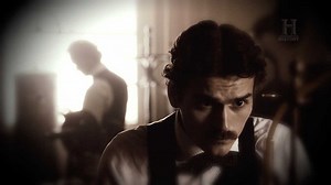 948K views · 32K reactions | A su corta edad Nikola Tesla demostraba tener una mente superior, estaba fascinado con las tormentas eléctricas y pensaba que el poder la tierra y el universo podía beneficiar a la humanidad. ¿Cómo fue su rivalidad con Thomás Alva Edison? | HISTORY | Facebook