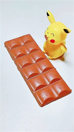 STOP! ASMR 食べ物: Pikachu の顔が😱 {Hi5 Fondalo Milk Chocolate Bar} をバリバリ食べる音がヤバすぎる!! The Sound is INSANE!