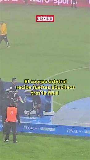 ¡Ah caray! 😳 Al terminar la final entre Toluca y Tigres, el cuerpo arbitral recibió fuertes abucheos. 🤔 #tiktokdeportes #toluca #ligamx #ligamx