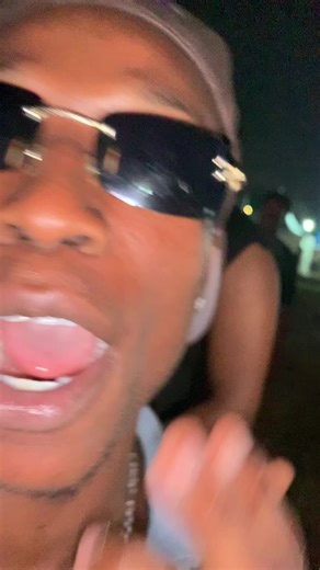 En pétard avec Samuel Statoi et Døpelym