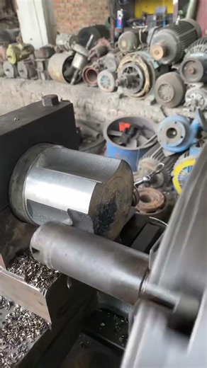 🇵🇰 rolling mill work The roll shaft collet machine is being used to remove groups for compliance￼