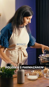 Dokonalá polévka do chladných dní podle Buchta v troubě 🔥 Sytá, výživná a plná zeleniny 🥦 Co zaručeně během zimy zahřeje vás? Na 4 porce budete potřebovat: 2 lžíce olivového oleje 1 cibule 2 stroužky česneku 1 balení polévkové směsi Nowaco 350 g 800 ml kuřecího nebo zeleninového vývaru 250 g vařených bílých máslových fazolí (cca 110 g v suchém stavu) nebo 1 plechovka 100 ml smetany ke šlehání špetka muškátového oříšku sůl parmazán čerstvé bylinky (hladkolistá petrželka) čerstvé pečivo Olivový 