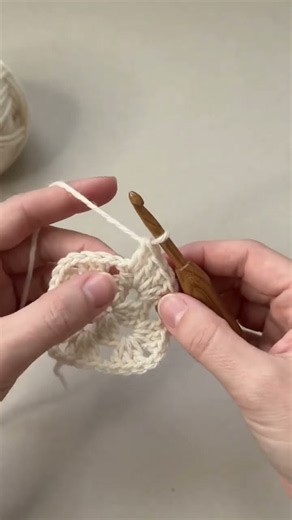 Crochet Your First Granny Square Round 🧶 | Beginner Tutorial