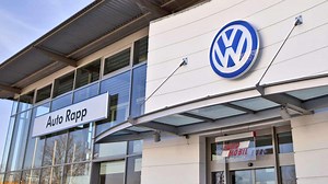 Auto Rapp übergibt an Mahag: Für alle Mitarbeiter gibt es eine gute Nachricht