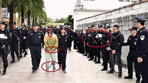 戴手铐脚镣“亮相”！实拍：广西特警持枪戒严押解嫌犯指认现场
