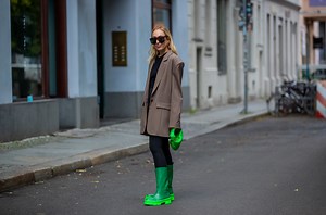 Las botas de agua verdes más virales del invierno no son las de siempre, palabra de Bottega Veneta y Zara