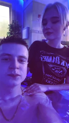 мелл Mellstroy (рус. Меллстро́й; настоящее имя — Андре́й Алекса́ндрович Бури́м; бел. Андрэй Аляксандравіч Бурым; род. 15 декабря 1998, Гомель) — белорусский стример[b] и блогер, ведущий прямые трансляции на платформе Kick. В марте 2024 года установил новый рекорд СНГ по числу одновременных зрителей на онлайн-трансляции — 720 тысяч. #mellstroyстримы #второйподбородок #mellstroyfan #слайдшоу #fr #меллстрой #жирность #танцы #какдела #мелл #fry #казик